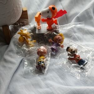 CHARLIE BROWN MINI FIGURES